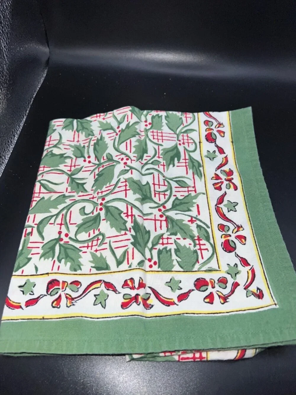 Pomegranate Inc. Cotton Holiday Napkins Green & Red Holly Print - Set of 2 Festi